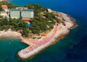 Hotel na brzegu morza. Traveligo Blog