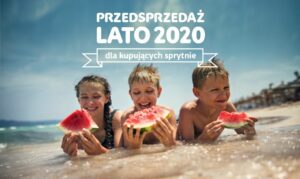 Troje dzieci na plaży jedzących arbuz. - Traveligo Blog