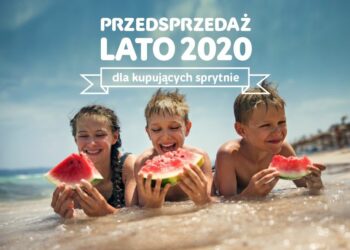 Troje dzieci na plaży jedzących arbuz. - Traveligo Blog