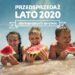 Troje dzieci na plaży jedzących arbuz. - Traveligo Blog