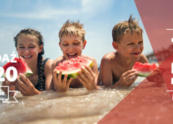 Dzieci biorące melonów na plaży - Traveligo Blog
