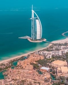 Burj Al Arab, monumentalna budowla w Dubaju - Traveligo Blog