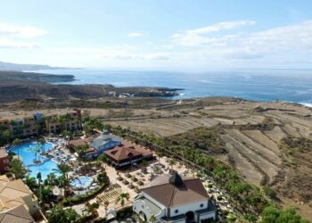 Hotel i baseny nad brzegiem oceanu. Traveligo Blog