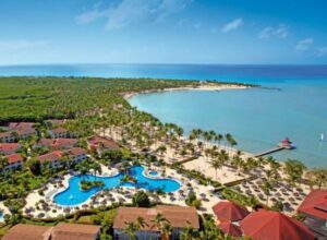 Rozległy kompleks hotelowy nad błękitnym morzem. Traveligo Blog
