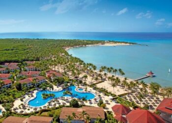 Rozległy kompleks hotelowy nad błękitnym morzem. Traveligo Blog