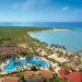 Rozległy kompleks hotelowy nad błękitnym morzem. Traveligo Blog