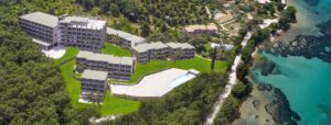 Hotel Kairaba Mythos, Korfu, biuro Rainbow Tours - Zielona wyspa, budynki, basen. Traveligo Blog