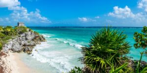 Zielona roślinność, turkusowa woda, plaża, skały - Traveligo Blog