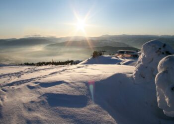 Ośnieżona góra, ciepłe światło słońca. Traveligo Blog