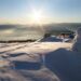 Ośnieżona góra, ciepłe światło słońca. Traveligo Blog