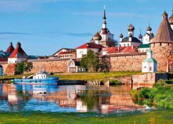 Kolorowe budynki z kopułami - Traveligo Blog