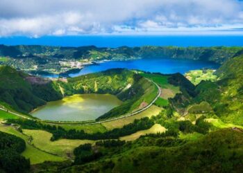 Zielone wzgórza, jezioro, niebieskie morze - Traveligo Blog