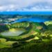 Zielone wzgórza, jezioro, niebieskie morze - Traveligo Blog