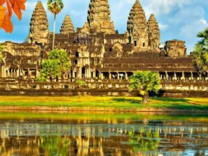 Widać starożytną świątynię Angkor Wat z Kambodży odbijającą się w wodzie. Traveligo Blog