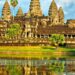Widać starożytną świątynię Angkor Wat z Kambodży odbijającą się w wodzie. Traveligo Blog