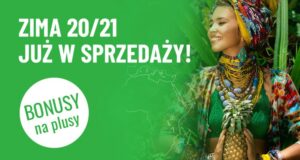 Kobieta w kolorowym stroju, uśmiechnięta - Traveligo Blog