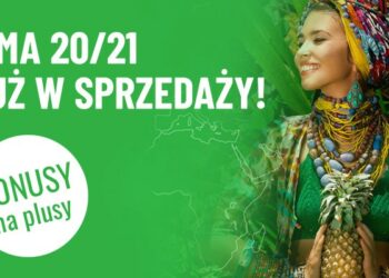 Kobieta w kolorowym stroju, uśmiechnięta - Traveligo Blog