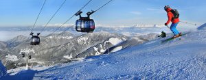 Narciarze na stoku, wyciągi narciarskie - Traveligo Blog