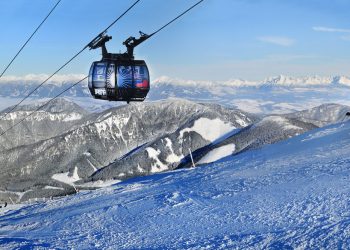 Narciarze na stoku, wyciągi narciarskie - Traveligo Blog