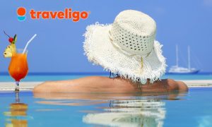 Biała słomkowa czapka, orzeźwiający napój, i spokojny ocean. Traveligo Blog