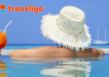Biała słomkowa czapka, orzeźwiający napój, i spokojny ocean. Traveligo Blog