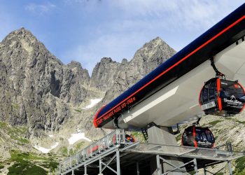 Kolejka linowa na tle wysokich gór. Traveligo Blog