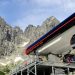 Kolejka linowa na tle wysokich gór. Traveligo Blog
