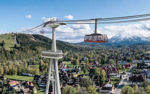 Kolejka linowa, góry, domy - Traveligo Blog