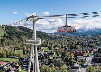 Kolejka linowa, góry, domy - Traveligo Blog
