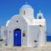 Biała, błękitna kaplica z kopułą przy brzegu morza. Traveligo Blog