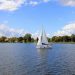 Żaglówka na wodzie otoczona drzewami - Traveligo Blog