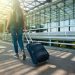 Kobieta z walizką na lotnisku - Traveligo Blog