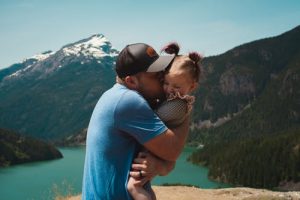 Mężczyzna obejmuje kobietę. Traveligo Blog