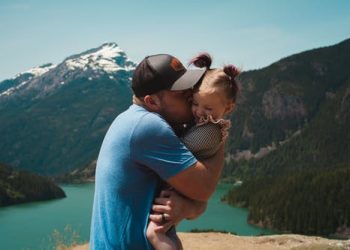 Mężczyzna obejmuje kobietę. Traveligo Blog