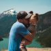 Mężczyzna obejmuje kobietę. Traveligo Blog