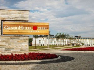 Duży hotel z napisem "Grand Hotel Tiffi" Traveligo Blog