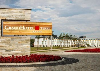Duży hotel z napisem "Grand Hotel Tiffi" Traveligo Blog