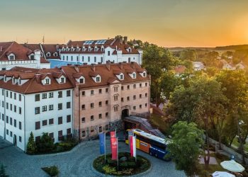 Zamek historyczny w Rynie przy zachodzie słońca. Traveligo Blog
