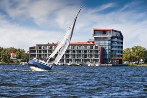 Nowoczesny hotel z żaglówką na jeziorze. Traveligo Blog