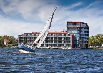 Nowoczesny hotel z żaglówką na jeziorze. Traveligo Blog