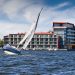 Nowoczesny hotel z żaglówką na jeziorze. Traveligo Blog