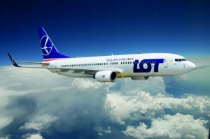 Biały samolot linii lotniczych PolAir w powietrzu. Traveligo Blog