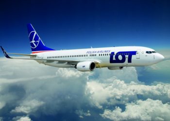 Biały samolot linii lotniczych PolAir w powietrzu. Traveligo Blog