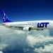 Biały samolot linii lotniczych PolAir w powietrzu. Traveligo Blog