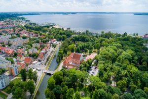 Jezioro, budynki, drzewa - Traveligo Blog