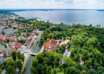 Jezioro, budynki, drzewa - Traveligo Blog