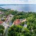 Jezioro, budynki, drzewa - Traveligo Blog