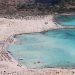 Tłum ludzi na plaży, turkusowa woda morska. Traveligo Blog