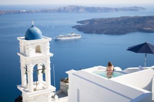 Biała wieża, basen, ocean, statek wycieczkowy - Traveligo Blog