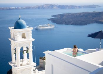 Biała wieża, basen, ocean, statek wycieczkowy - Traveligo Blog